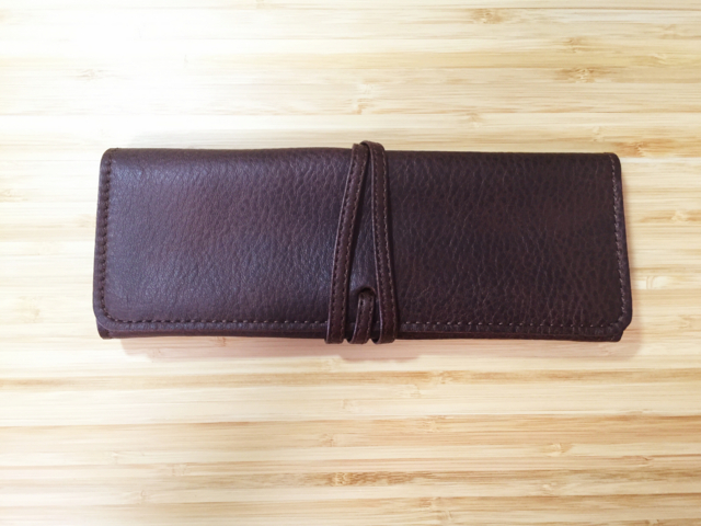 「革工房いんのしま」のレザーペンケースは高級感ある上品な作りなのに財布に優しい