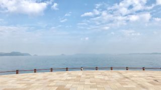 高松港から見る瀬戸内海と赤灯台「せとしるべ」の風景にうっとりする【香川の旅#2】