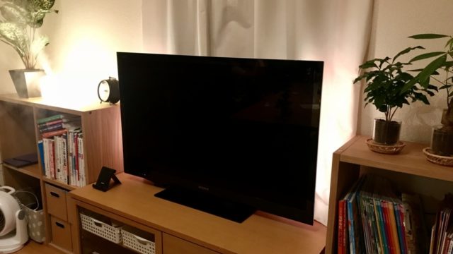 LEDテープライトでテレビ裏側に間接照明をつけるだけで、部屋が大人の雰囲気に変わる