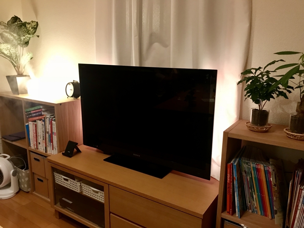 Ledテープライトでテレビ裏の間接照明のある部屋の作り方 連動も可能 まなびる